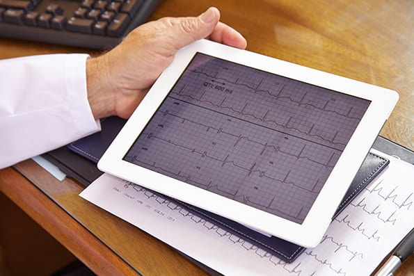 EKG op tablet bij arts - ehealth