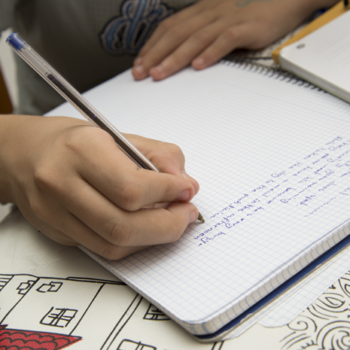 Aantekeningen maken: leren we onze kinderen schrijven of typen?