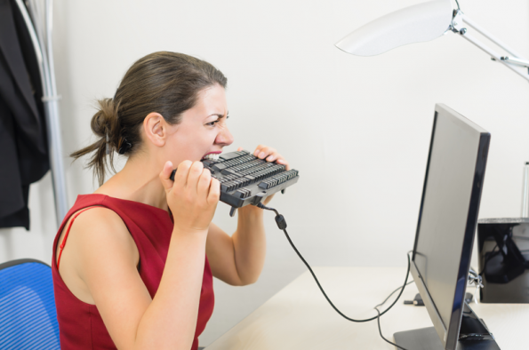 vrouw-computer-keyboard-gefrustreerd-fotolia