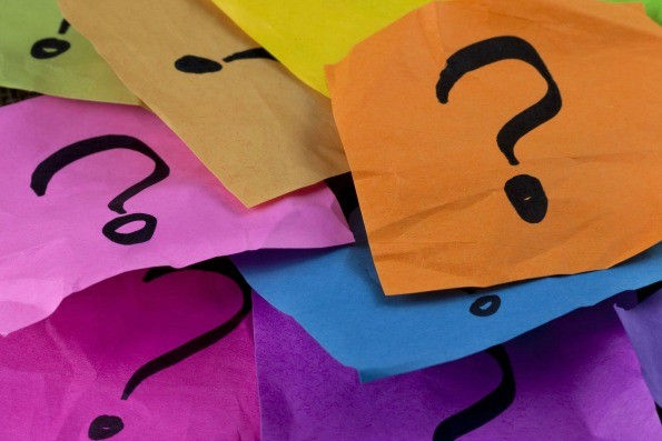 sticky notes met vraagtekens erop. 