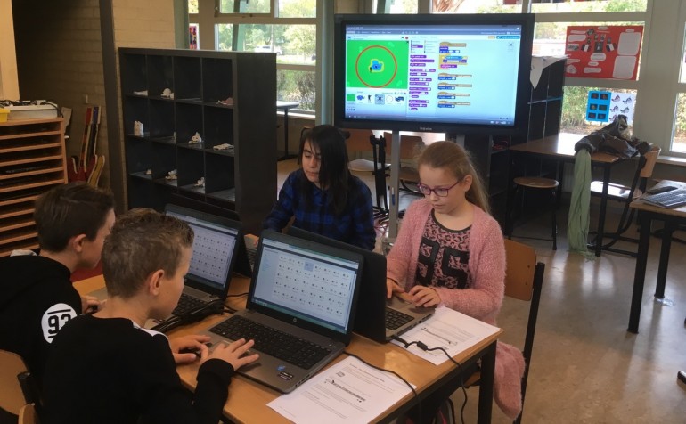 Leerlingen aan het programmeren
