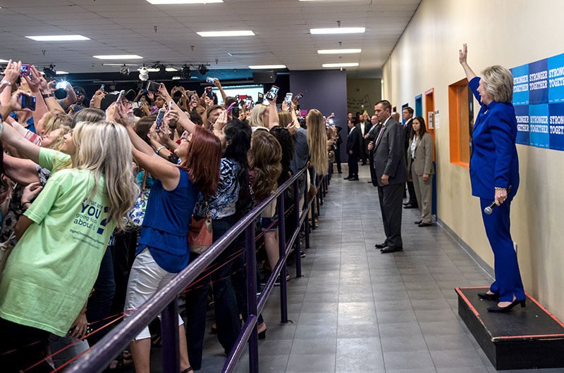 hillaryselfie-800x530