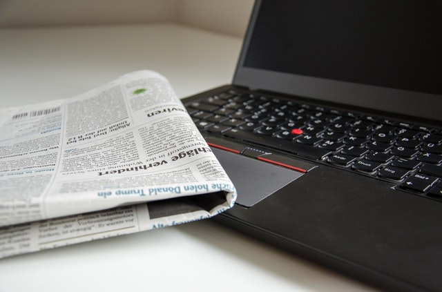 Krant op laptop.