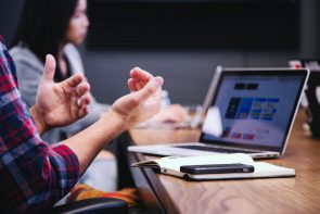 Foto van personen die overleggen over digitale toegankelijkheid.