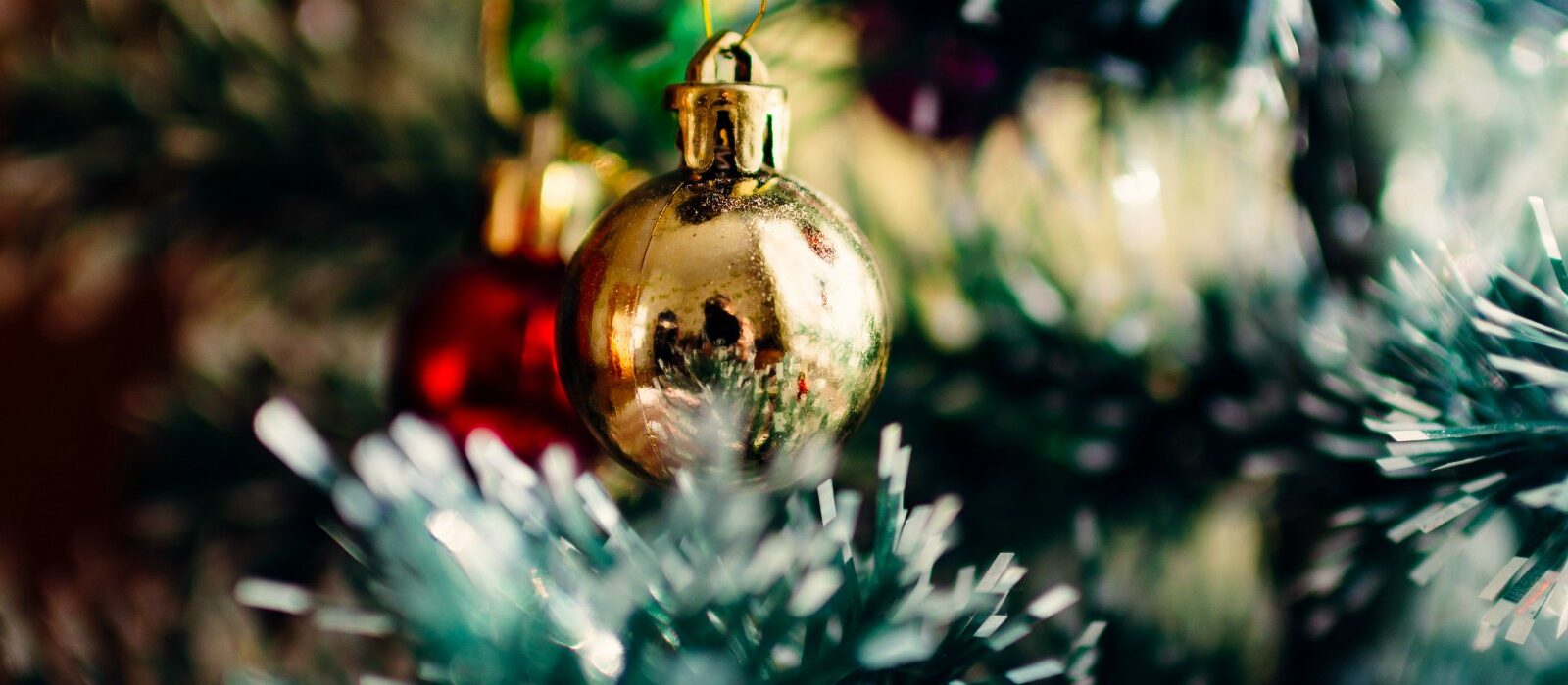 Auschwitz-kerstballen & Hitler in reclames, waarom?
