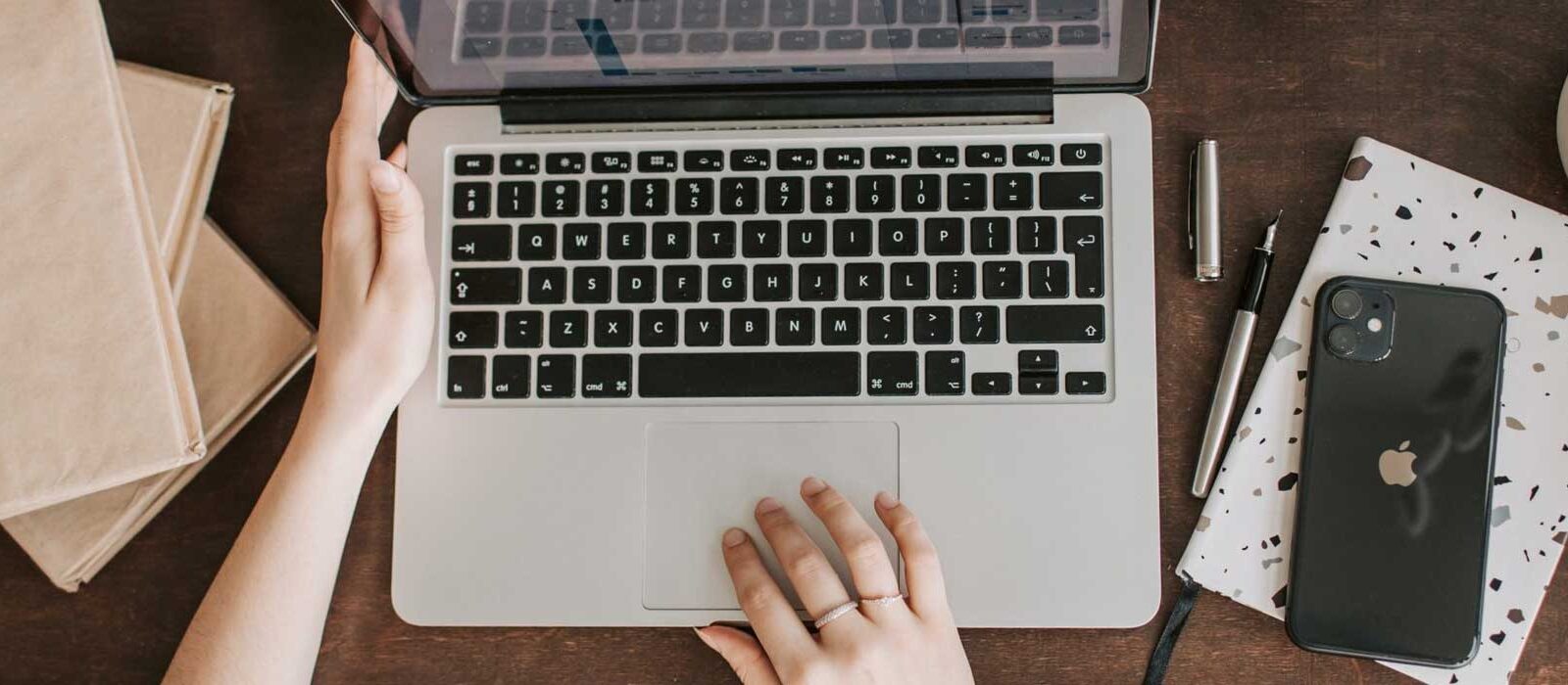Hoe gaat thuiswerken bij een universiteit, ziekenhuis of communicatiebureau?