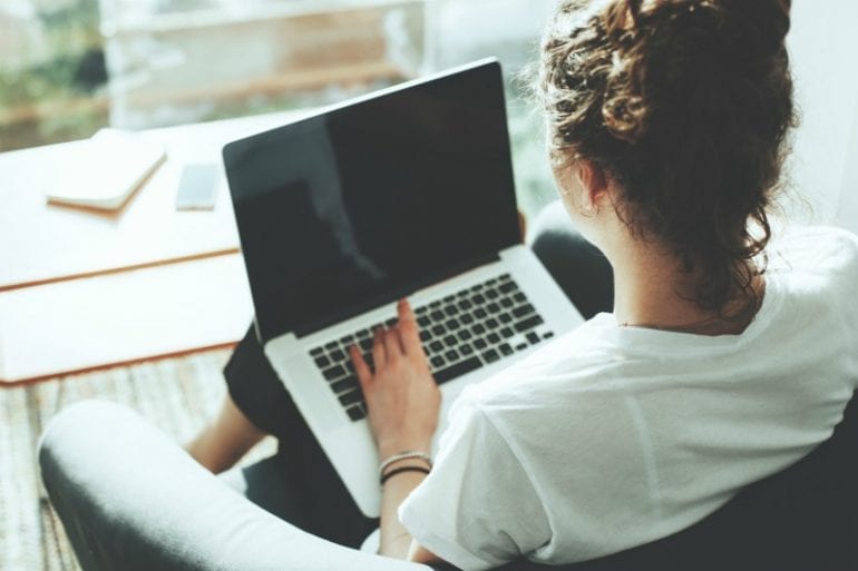 schrijven op laptop
