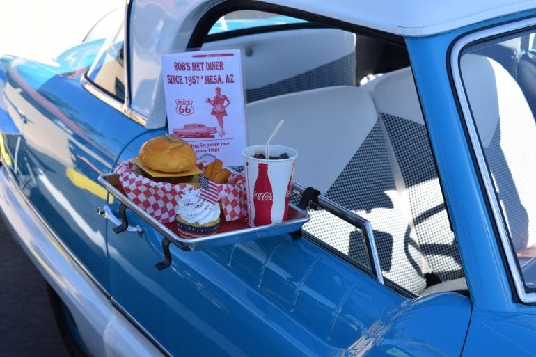 Hamburgers halen met vintage auto.