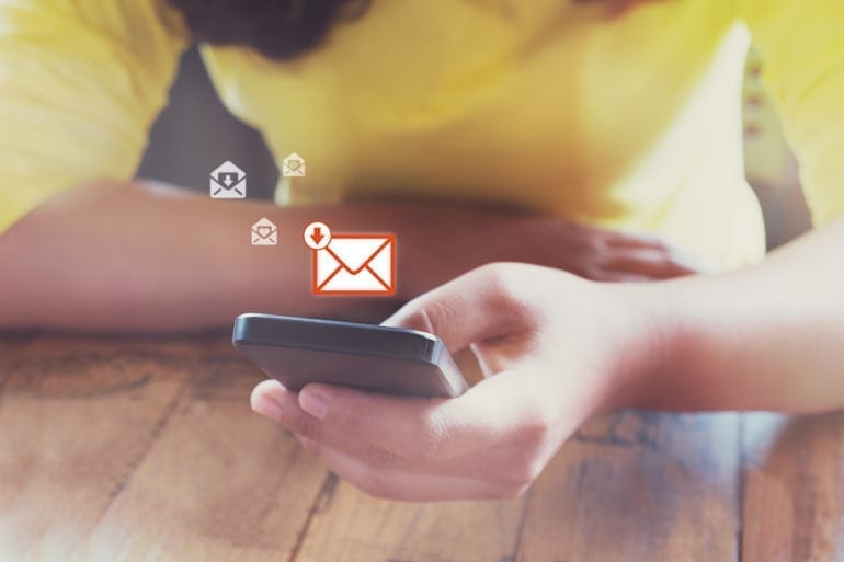 Vrouw opent e-mail op smartphone.
