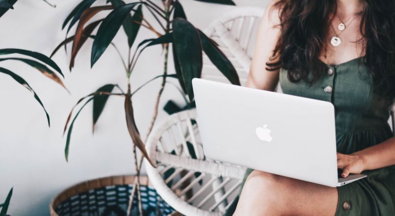 Een digital nomad die vanuit overal werkt.