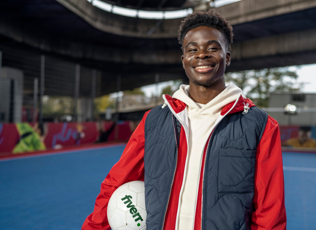 Engeland sterspeler Bukayo Saka sluit samenwerking met freelance platform Fiverr voor kansengelijkheid