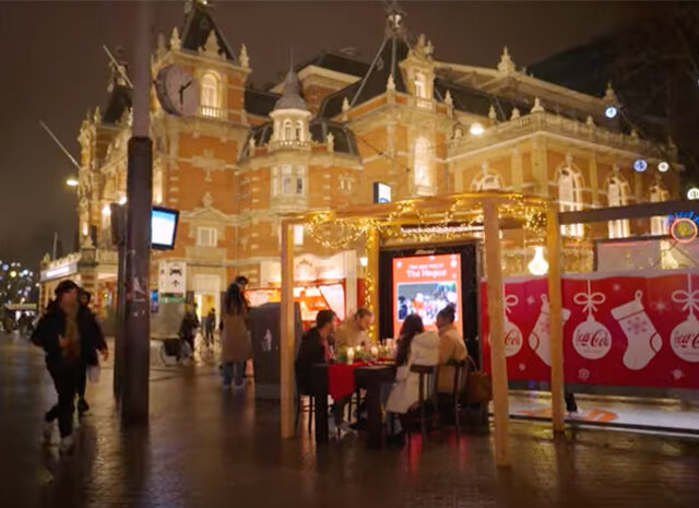 Coca-Cola, Global Nederland, JCDecaux NL en Robot Kittens organiseren Digital OOH Kerstdiner
