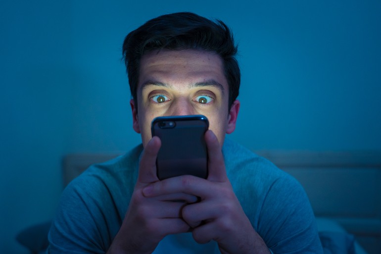 Man verslaafd aan mobiele telefoon. 