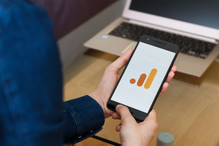 Google analytics 4 op smartphone bron: Vladimka production / Shutterstock.com