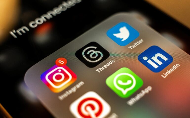 Socialmedia-apps op telefoon - Bron: sdx15 / Shutterstock.com